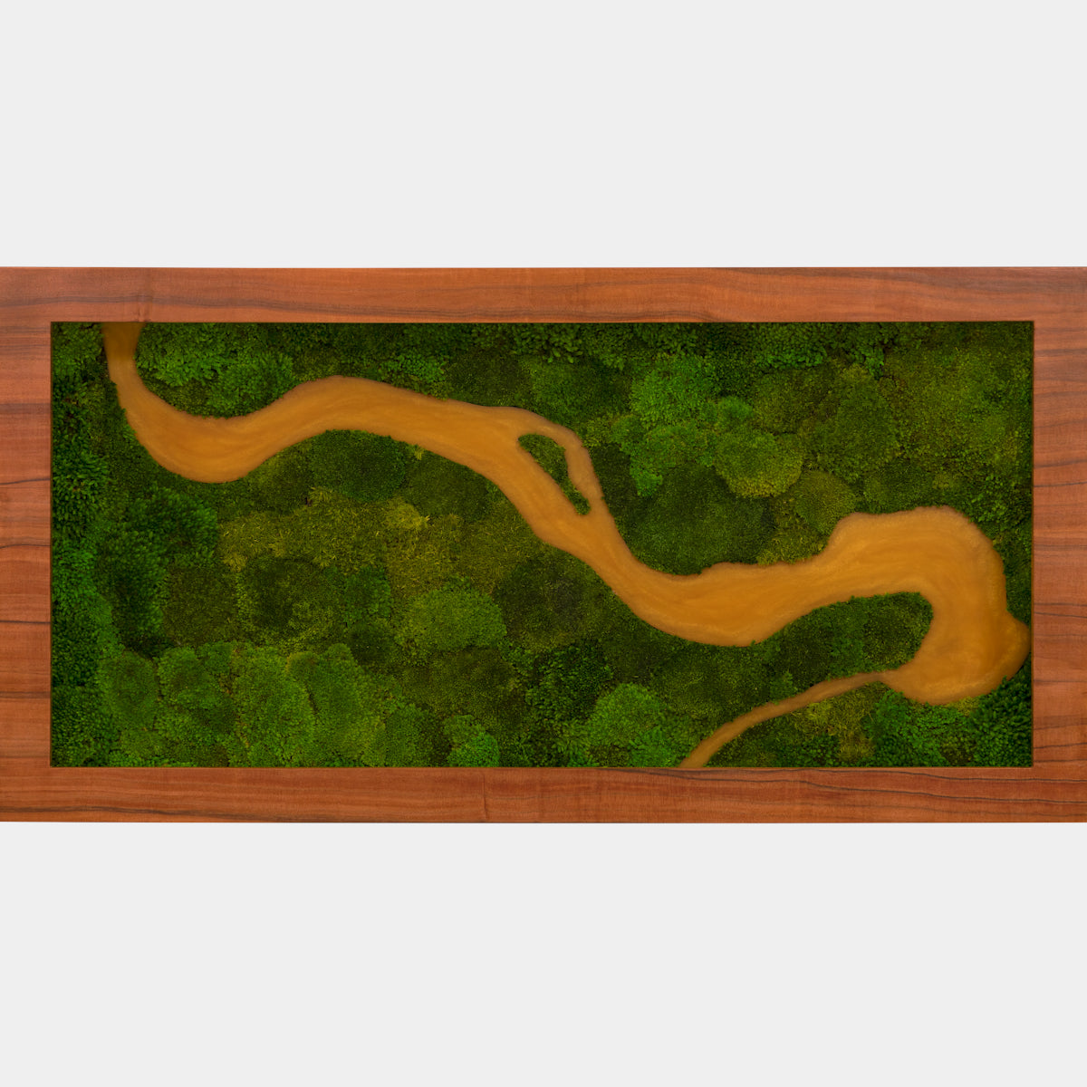 Cuadro decorativo de musgo preservado con un diseño del río Iguazú en resina epoxica en color amarillo, enmarcado en madera.