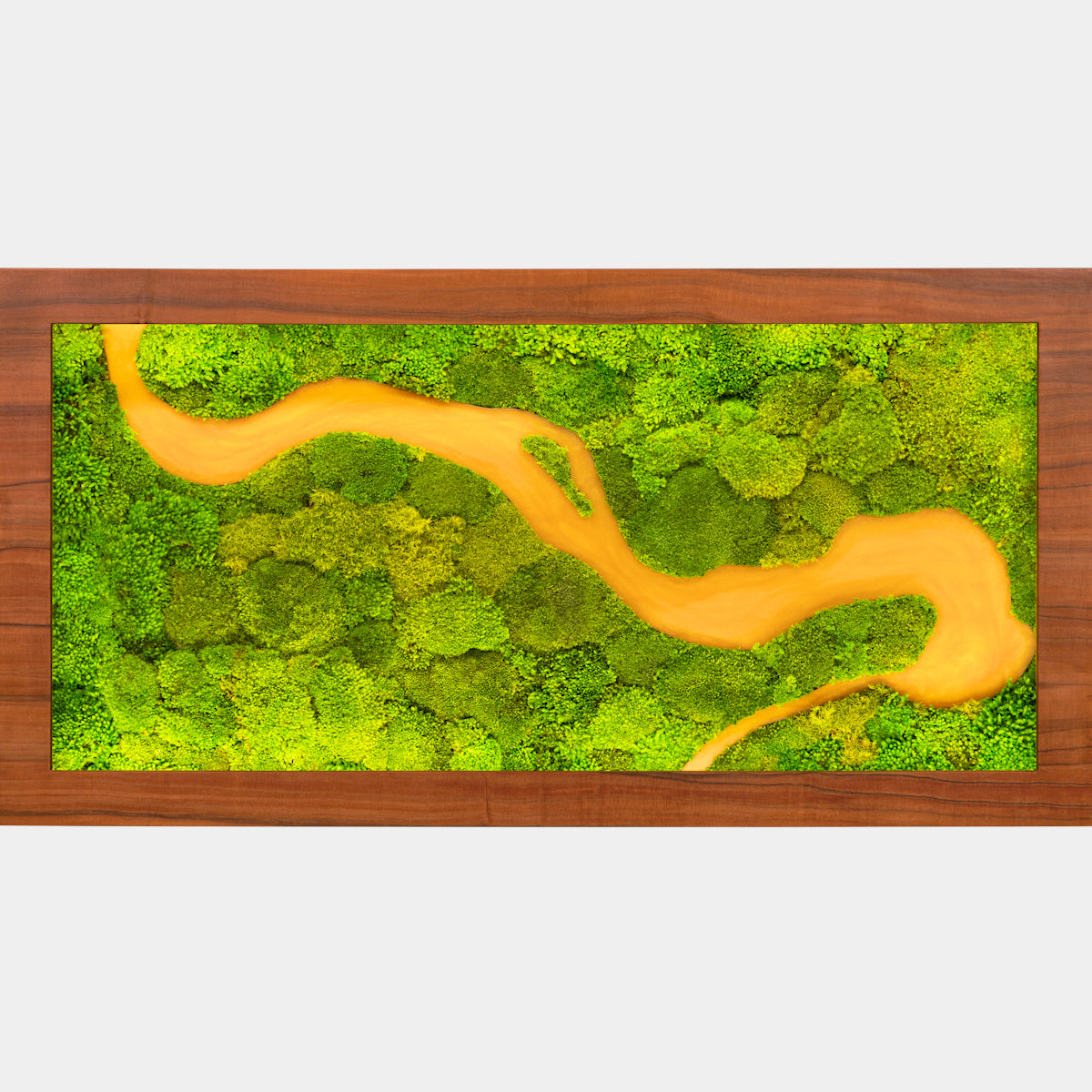 Cuadro decorativo de musgo preservado con un diseño del río Iguazú en resina epoxica en color amarillo, enmarcado en madera.