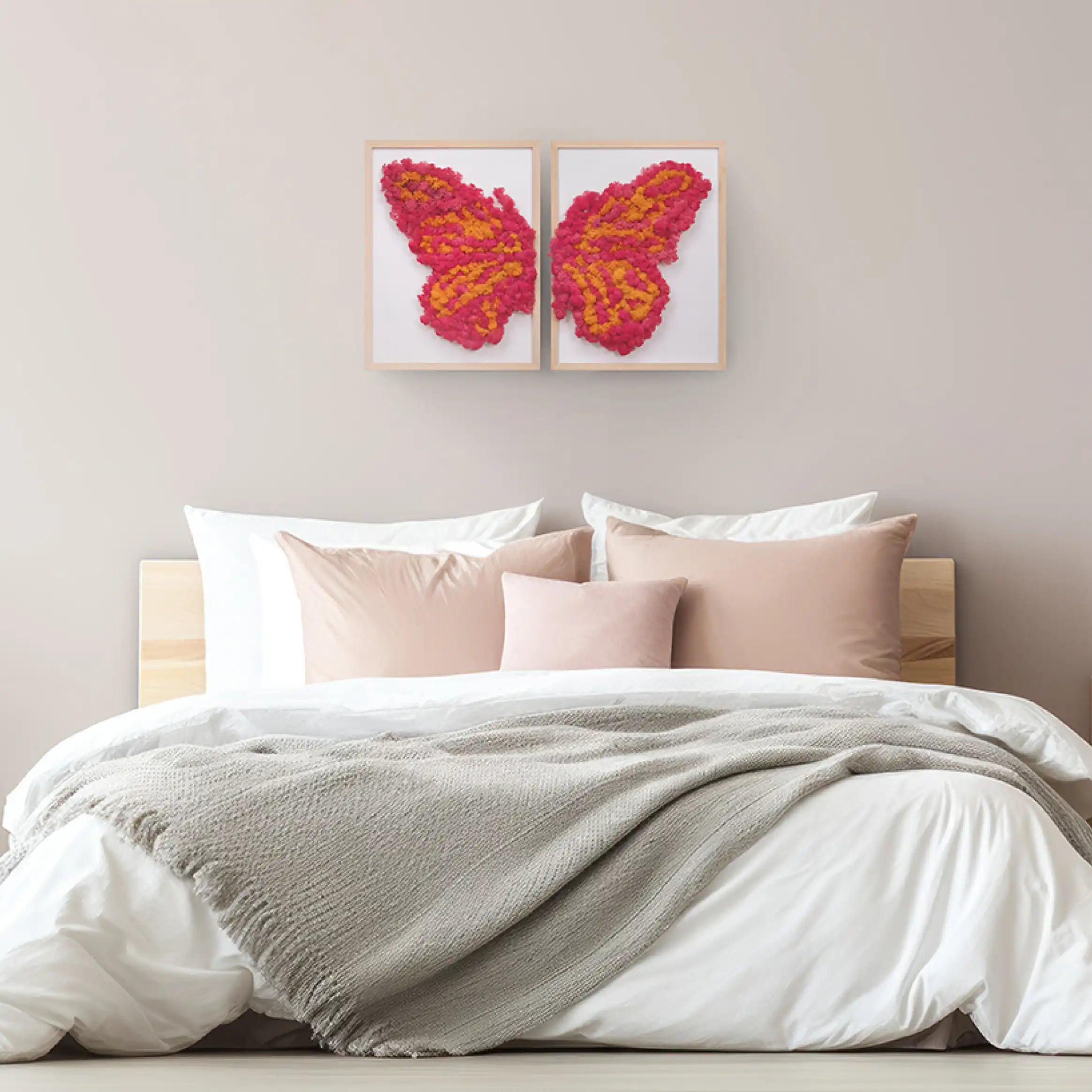 Dormitorio con un cuadro de mariposa hecho de musgo preservado en la pared.