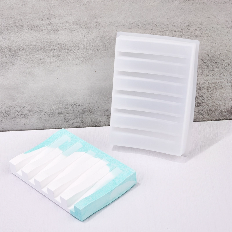 Molde de silicona rectangular con ranuras en pendiente para crear jaboneras.