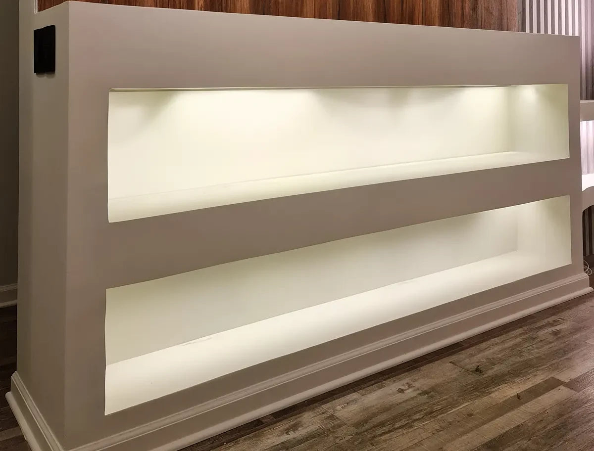 estante de pared con iluminación neutra